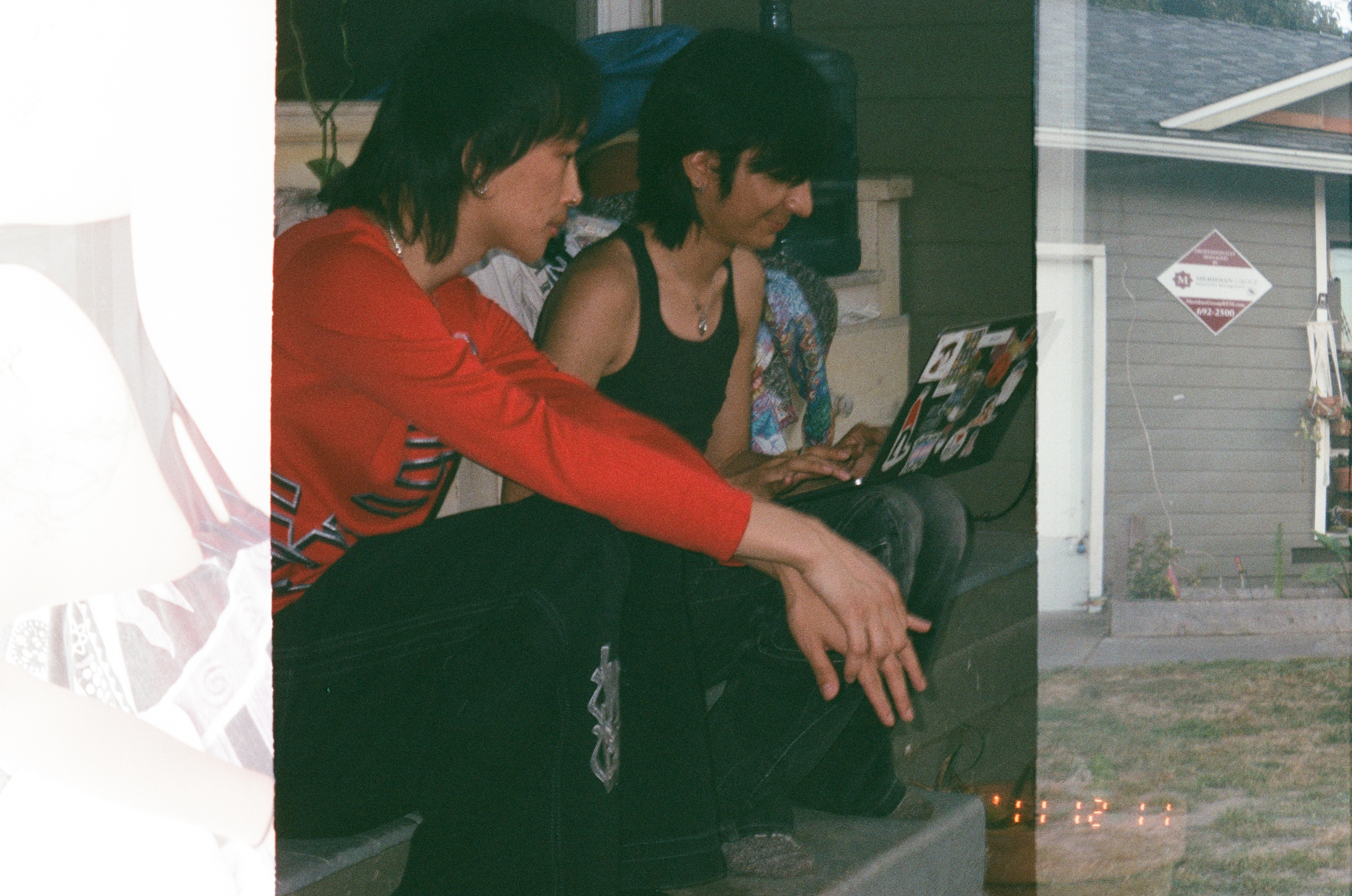 Kaiwen sitting with a friend while working on a laptop.